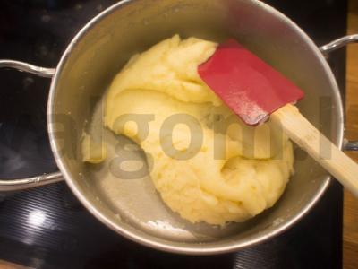 Eklerai su plakta grietinėle Žingsnis 4