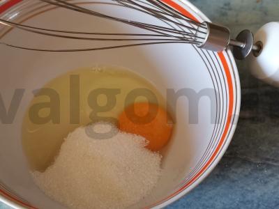 Blynai su obuoliais ant pieno ir kefyro Žingsnis 1