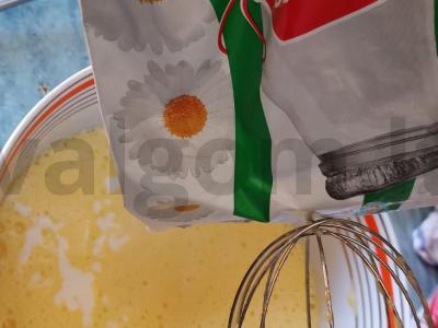 Blynai su obuoliais ant pieno ir kefyro Žingsnis 2