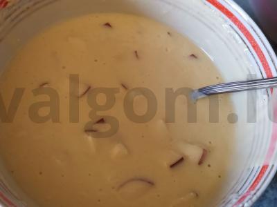 Blynai su obuoliais ant pieno ir kefyro Žingsnis 3