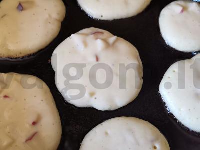 Blynai su obuoliais ant pieno ir kefyro Žingsnis 4