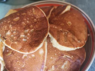 Blynai su obuoliais ant pieno ir kefyro pagrindine nuotrauka