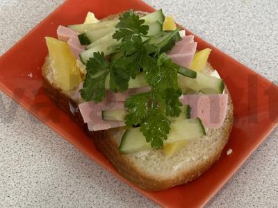 Brusketa su traškiu agurku pagrindine nuotrauka