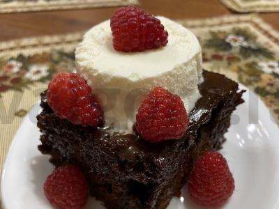 Browniai su ledais ir avietėmis pagrindine nuotrauka