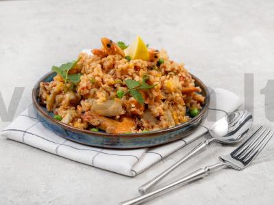 Paelija lėkštėje su jūros gėrybėmis pagrindine nuotrauka