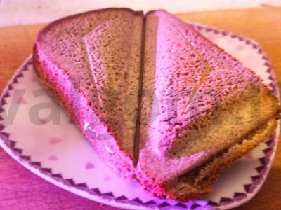 Šiltas sumuštinis su varške ir žolelėmis pagrindine nuotrauka