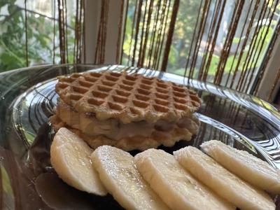 Vafliai prie arbatos su jogurtu ir bananais pagrindine nuotrauka