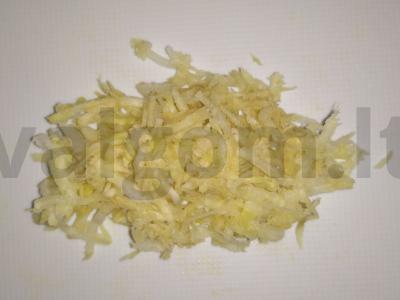 Užkandis ant iešmelių su dešra, salierais, petražolėmis ir alyvuogėmis Žingsnis 1