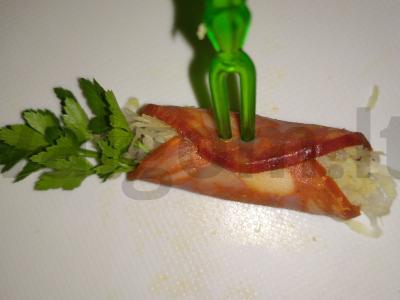 Užkandis ant iešmelių su dešra, salierais, petražolėmis ir alyvuogėmis Žingsnis 4