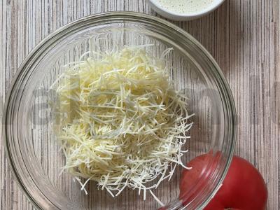 Pomidorų salotas su sūriu ir česnaku Žingsnis 1