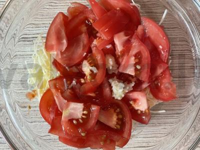 Pomidorų salotas su sūriu ir česnaku Žingsnis 3