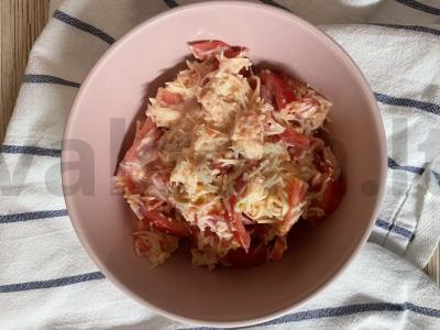 Pomidorų salotas su sūriu ir česnaku pagrindine nuotrauka