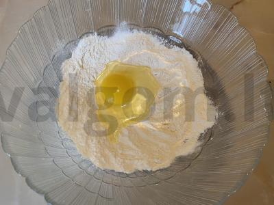 Namų makaronai bet kokiai sriubai Žingsnis 1