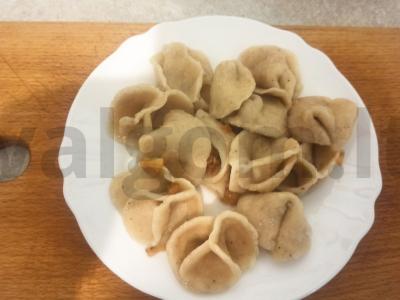 Ausys su šonine pagrindine nuotrauka