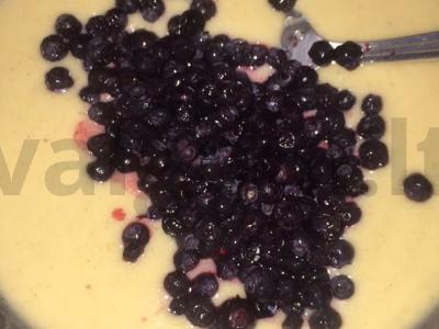 Labai paprastas paruošimo būdas užpildytam pyragui su šaldytomis mėlynėmis Žingsnis 4