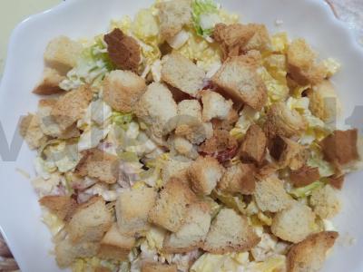 Cezario salotos su grietinės ir majonezo padažu pagrindine nuotrauka