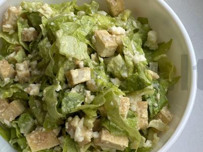 Salotos su tofu ir kiaušiniu pagrindine nuotrauka