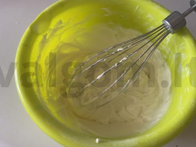 Lengvas kremas bet kuriam tortui iš trijų ingredientų pagrindine nuotrauka