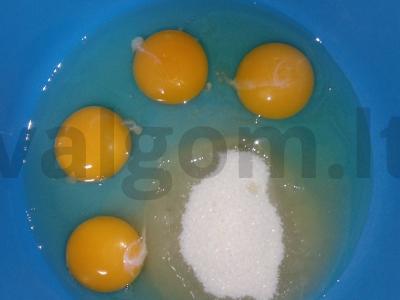 Uogų pyragas su citrinos sultimis Žingsnis 1