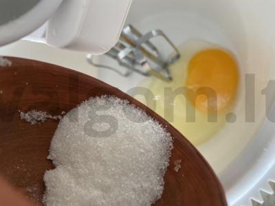 Blynai su sėlenomis, tahiniu ir aviečių uogiene Žingsnis 1