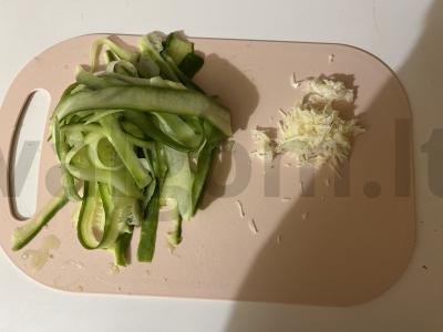 Agurkų salotas su alyvuogėmis Žingsnis 1