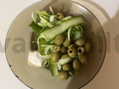 Agurkų salotas su alyvuogėmis Žingsnis 2