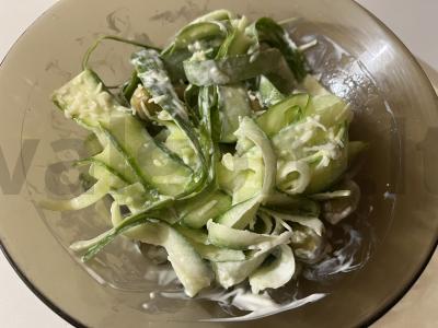 Agurkų salotas su alyvuogėmis pagrindine nuotrauka