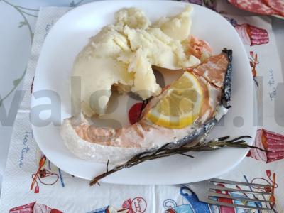 Lašišos steikas su citrina ir rozmarinu orkaitėje pagrindine nuotrauka