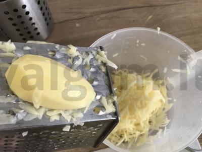 Bulviniai blynai su bulvėmis ir svogūnais „kaimiškai“ Žingsnis 1