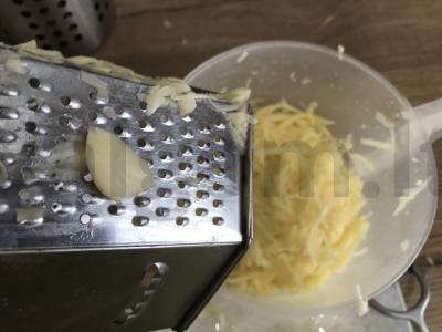 Bulviniai blynai su bulvėmis ir svogūnais „kaimiškai“ Žingsnis 2