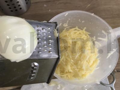 Bulviniai blynai su bulvėmis ir svogūnais „kaimiškai“ Žingsnis 3