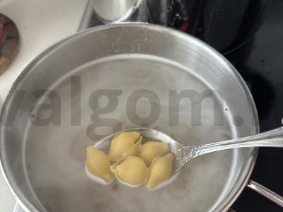 Makaronai su kumpiu, pomidorais ir svogūnais Žingsnis 1