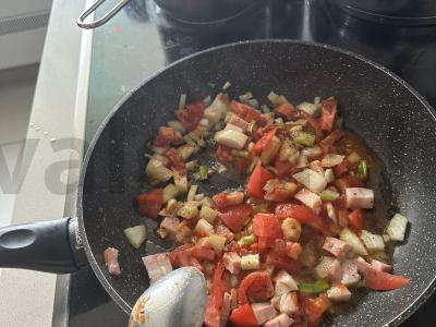 Makaronai su kumpiu, pomidorais ir svogūnais Žingsnis 2