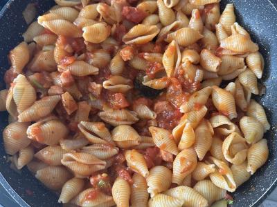 Makaronai su kumpiu, pomidorais ir svogūnais Žingsnis 3