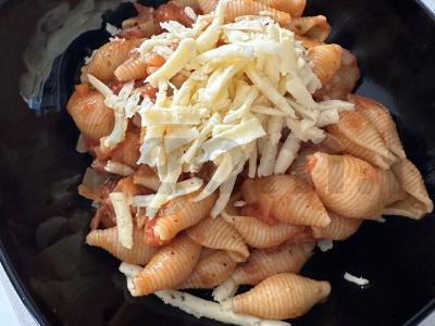 Makaronai su kumpiu, pomidorais ir svogūnais pagrindine nuotrauka