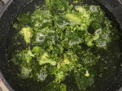 Brokoliai su sūriu Žingsnis 1