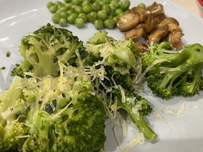 Brokoliai su sūriu pagrindine nuotrauka