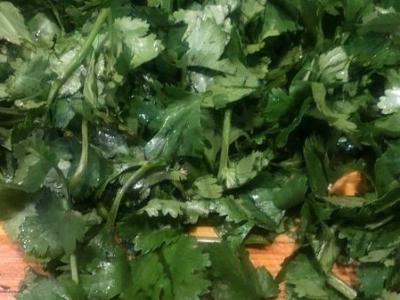 Salotas „Miško pasaka“ su vištiena ir pušų riešutais Žingsnis 7