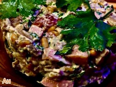 Salotas „Miško pasaka“ su vištiena ir pušų riešutais pagrindine nuotrauka