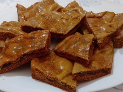 Saldus pyragas su kondensuotu pienu pagrindine nuotrauka