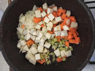 Sriuba su triušiena, jautiena, pievagrybiais ir raudonąja pupelių Žingsnis 2