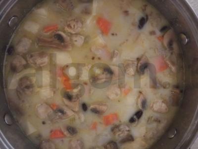 Sriuba su triušiena, jautiena, pievagrybiais ir raudonąja pupelių Žingsnis 4