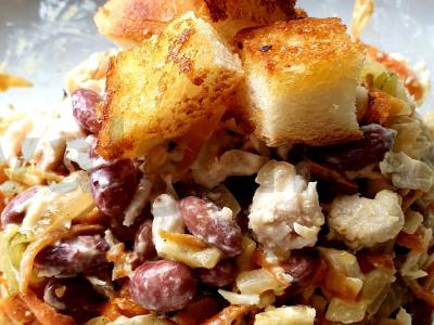 Salotas „Moteriškas kaprizas“ su vištienos filė ir raudonaisiais pupelėmis pagrindine nuotrauka