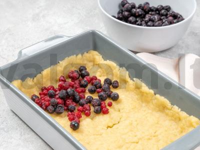 Vasaros pyragas su spanguolėmis ir juodaisiais serbentais Žingsnis 1