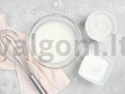 Vasaros pyragas su spanguolėmis ir juodaisiais serbentais Žingsnis 2