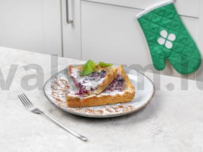 Vasaros pyragas su spanguolėmis ir juodaisiais serbentais pagrindine nuotrauka