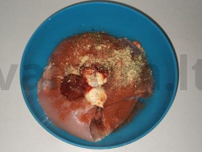 Vištienos šlaunelės, keptos su sūriu ir persimonais Žingsnis 1