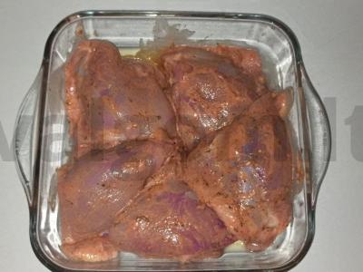 Vištienos šlaunelės, keptos su sūriu ir persimonais Žingsnis 2