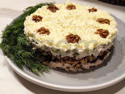 Švelnus salotas su džiovintais slyvomis pagrindine nuotrauka