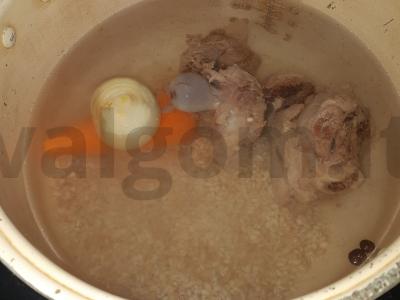 Šeimos raugintų agurkų sriuba Žingsnis 1